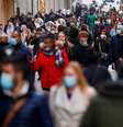 Pessoas caminham em área comercial de Roma em meio à pandemia de Covid-19 
23/12/2020 REUTERS/Guglielmo Mangiapane  Foto: Reuters