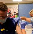 Profissional de saúde recebe vacina da Pfizer/BioNTech em Indianápolis, Indiana (EUA) 
16/12/2020
REUTERS/Bryan Woolston  Foto: Reuters