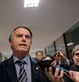 Em foto de setembro de 2018, Bolsonaro fala com a imprensa em corredor do Congresso; ele foi eleito com agenda 'antipolítica'  Foto: REUTERS/Adriano Machado / BBC News Brasil