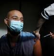Médico recebe uma das primeiras doces da vacina contra coronavírus da Pfizer-BioNTech em Boston, Massachusetts, EUA, 16/12/2020.  Craig F. Walker/Pool via REUTERS   Foto: Reuters