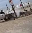 Um casal entrou de carro em uma praia de Peruíbe, no litoral de São Paulo, e o veículo foi alvo de diversas pedradas antes de colidir ao tentar, segundo testemunhas, atropelar o autor das agressões  Foto: Reprodução Twitter / Estadão Conteúdo