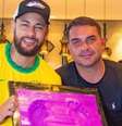 Neymar posa ao lado de Flávio Bolsonaro após ter pés na calçada da fama do Maracanã  Foto: Instagram / Flávio Bolsonaro / Estadão