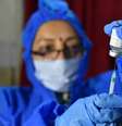 profissional de saúde com seringa e vacina  Foto: EPA / BBC News Brasil