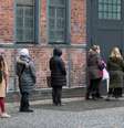 Pessoas fazem fila perto de centro de vacinação contra Covid-19 na região de Berlim
04/01/2020 REUTERS/Hannibal Hanschke  Foto: Reuters