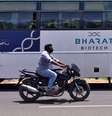 Homem passa de moto por ônibus da empresa indiana Bharat Biotch em frente a sede da companhia em Hyderabad, na Índia 03/07/2020 REUTERS  Foto: Reuters