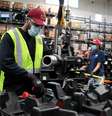 Técnico trabalha em fábrica de autopeças em Toledo, Ohio, EUA
18/05/2020
REUTERS/Rebecca Cook  Foto: Reuters