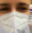 Médico segura um frasco da vacina Pfizer-BioNTech contra Covid-19 em Potsdam, Alemanha 05/01/2021.  Soeren Stache/Pool via REUTERS   Foto: Reuters