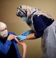 Idosa recebe vacina da Pfizer-BioNTech contra Covid-19, em Wolverhampton, Reino Unido
14/12/2020
REUTERS/Carl Recine  Foto: Reuters