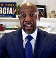 Candidato democrata ao Senado dos EUA, Raphael Warnock, discursa na conta de sua campanha no Youtube
06/01/2020 Campanha Warnock para a Geórgia/Rede Social via REUTERS  Foto: Reuters