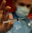 Profissional da área da saúde segura uma seringa com a vacina Pfizer/BioNtech contra Covid-19, em Bruxelas, Bélgica 28/12/2020. REUTERS/Johanna Geron  Foto: Reuters