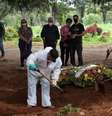 Parentes acompanham sepultamento de homem que morreu por covid-19, em cemitério em São Paulo
25/12/2020
REUTERS/Amanda Perobelli  Foto: Reuters