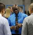 Recrutador entrevista pessoas em busca de emprego em Washington.     REUTERS/Gary Cameron  Foto: Reuters