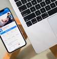 Página do Facebook no celular (Imagem: Tim Bennett/Unsplash)  Foto: Tecnoblog