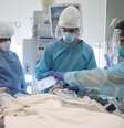 Médicos intubam paciente com Covid-19 em UTI de hospital na Califórnia
08/01/2020 REUTERS/Lucy Nicholson  Foto: Reuters