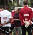 Muricy Ramalho conversa com o elenco do São Paulo  Foto: Rubens Chiri/saopaulofc
