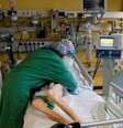 Enfermeira trata paciente com Covid-19 em UTI de hospital em Aachen, Alemanha
21/12/2020
REUTERS/Leon Kuegeler  Foto: Reuters
