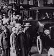 Após 102 anos no Brasil, Ford decidiu interromper a produção no país; imagem mostra visita à fábrica em São Paulo, em 1922  Foto: Divulgação/Ford / BBC News Brasil