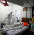 Profissionais de saúde retiram corpo de paciente de Covid-19 que morreu em casa em Manaus
11/01/2021 REUTERS/Bruno Kelly  Foto: Reuters