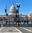 Após invasão por apoiadores de Trump, uma cerca de mais de 2 metros de altura protege o Capitólio  Foto: DW / Deutsche Welle