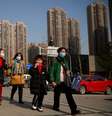 Mulheres buscam crianças em escola de Wuhan, na China
15/01/2021 REUTERS/Thomas Peter  Foto: Reuters