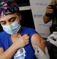 Profissional de saúde recebe dose da vacina da Pfizer-BioNTech contra Covid-19, em Miami
15/12/2020
REUTERS/Marco Bello  Foto: Reuters
