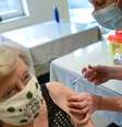 Idosa recebe dose da vacina da Pfizer-BioNTech contra Covid-19 em Bruxelas
13/01/2021
REUTERS/Johanna Geron  Foto: Reuters