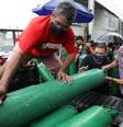Parentes de pessoas doentes tentam recarregar cilindros de oxigênio em empresa privada em Manaus (AM) 15/01/2021 REUTERS/Bruno Kelly  Foto: Reuters