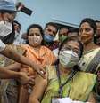 Vacinação contra Covid em hospital de Mumbai, na Índia  Foto: EPA / Ansa