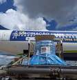 Avião da Azul, que buscaria vacina contra a covid-19 na Índia, chegou a Manaus na tarde de sábado com 40 cilindros de oxigênio  Foto: Divulgação / Estadão