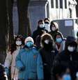 Pessoas usando máscara de proteção caminham em Pequim, na China. 16/1/2021. REUTERS/Tingshu Wang  Foto: Reuters