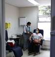 Voluntária recebe vacina no Instituto Emílio Ribas, em São Paulo 
 11/12/2020 REUTERS/Amanda Perobelli  Foto: Reuters