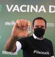 João Doria, governador de São Paulo, posa com uma dose da vacina Coronavac, aprovada por unanimidade pela Anvisa  Foto: Governo de São Pauo / Divulgação / Estadão Conteúdo