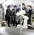 Ministro da Saúde do Japão, Norihisa Tamura, visita centro de robótica da Kawasaki Heavy Industries, em Tóquio
19/01/2021
REUTERS/Akira Tomoshige  Foto: Reuters