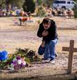 Homem presta homenagem ao filho, vitimado pela Covid-19, em cemitério em El Paso, Texas (EUA) 
25/11/2020
REUTERS/Ivan Pierre Aguirre  Foto: Reuters