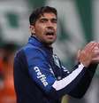 Abel Ferreira orienta os jogadores do Palmeiras contra o Corinthians  Foto: Cesar Greco/Palmeiras