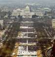 Multidão de pessoas no gramado diante do Capitólio, em Washington, durante a cerimônia de posse de Donald Trump em 20 de janeiro de 2017  Foto: Reuters / BBC News Brasil