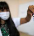 Enfermeira segura frasco da vacina contra Covid-19 Sputnik V em hospital de La Plata, na Argentina
18/01/2021 REUTERS/Agustin Marcarian  Foto: Reuters