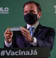Governador de São Paulo, João Doria, segura caixa da CoronaVac
07/01/2021
REUTERS/Amanda Perobelli  Foto: Reuters