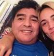 Maradona e sua última namorada, Rocío: a morte dele não cessou polêmicas do antigo casal  Foto: Reprodução