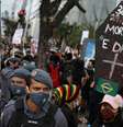 Protesto contra o governo destaca frase de Bolsonaro sobre mortes por covid-19  Foto: Reuters / BBC News Brasil