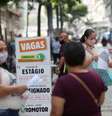 Mulher entrega currículo à agente de recrutamento enquanto pessoas leem anúncios de vagas de emprego, no centro de São Paulo
06/10/2020 
REUTERS/Amanda Perobelli  Foto: Reuters