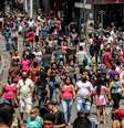 Dezenas de pessoas no centro de São Paulo durante pandemia  Foto: EPA / Ansa