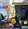 Paramédicos transferem paciente em meio a surto de coronavírus. Londres, Reino Unido. 23/01/2021. REUTERS/Henry Nicholls    Foto: Reuters
