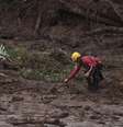 Bombeiros buscam vítimas no dia seguinte ao rompimento da barragem em Brumadinho, em janeiro de 2019  Foto: DW / Deutsche Welle