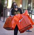Consumidora em shopping da Califórnia. REUTERS/Lucy Nicholson/File Photo/File Photo  Foto: Reuters