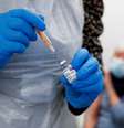 Um profissional de saúde enche uma seringa com uma dose da vacina Oxford / AstraZeneca COVID-19  Foto: Jason Cairnduff / Reuters