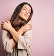Amar a si mesmo é essencial porque lhe entrega o que você tem de mais potente para transformar a própria vida  Foto: AaronAmat / iStock