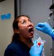 Os cientistas estão começando a notar padrões nas mutações do vírus causador da covid-19 em todo o mundo  Foto: Oscar Del Pozo/Getty Images / BBC News Brasil
