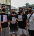  Estudantes deixam a Faculdade UNIP Jaguaré em São Paulo (SP), neste domingo (24), após realizarem a segunda prova do ENEM 2020.  Foto: Ronaldo Silva / Futura Press