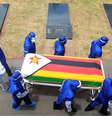Pessoas com trajes de proteção carregam caixão em enterro de dois ministros e um general aposentado que morreram de Covid-19 no Zimbábue
29/01/2021 REUTERS/Philimon Bulawayo  Foto: Reuters